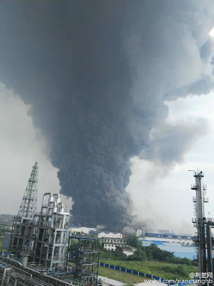 化工厂发生爆炸，全区被烟雾笼罩