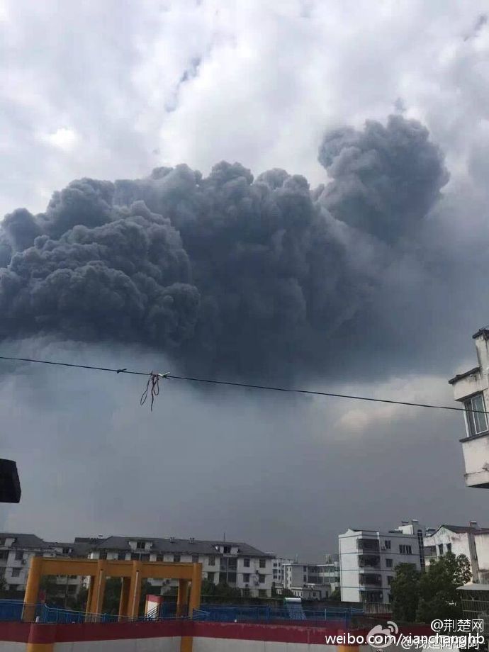 化工厂发生爆炸，全区被烟雾笼罩