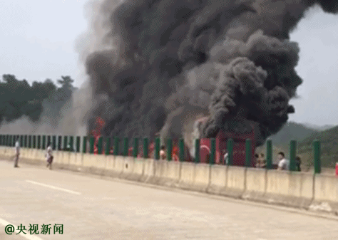 大巴车着火.gif