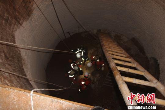 消防官兵救援现场　罗毅强　摄