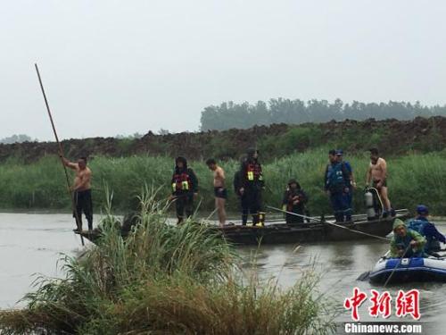 图为搜救现场 赵强 摄