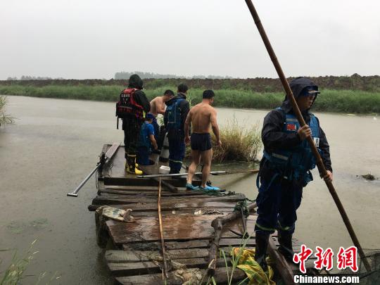 图为搜救现场 赵强 摄