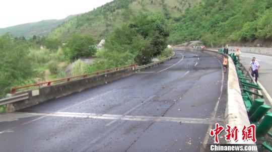 图为油罐车内柴油泄露到高速公路地面上 钟欣 摄