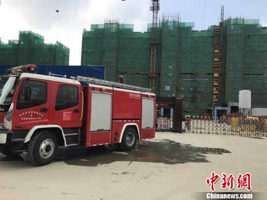  现场已经封闭，消防人员正在救援。　朱志庚 摄
