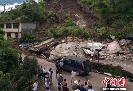 四川天全发生山体垮塌损毁农房致4人被埋3人获救1人死亡