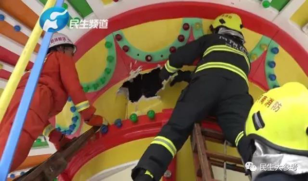 洛阳一游乐场夫妻俩检修旋转飞椅 未断电致1死1伤