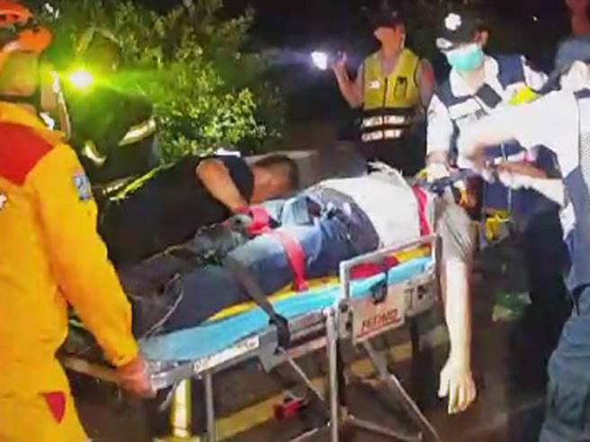 阿罗哈国1冈山段撞护栏 　乘客抛飞6死11伤