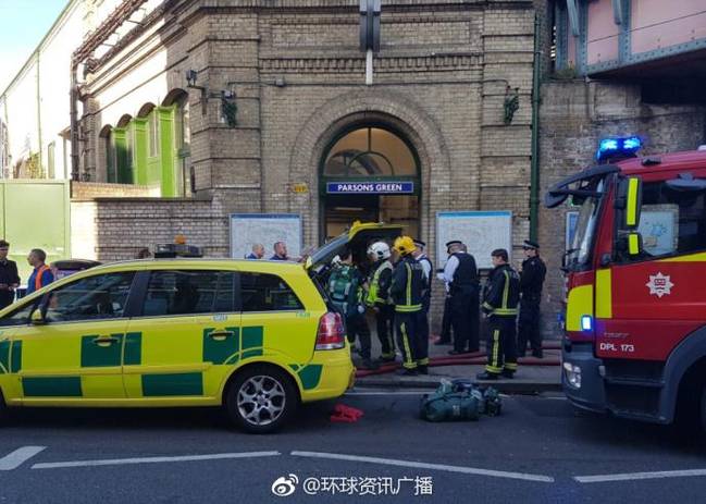 伦敦一地铁站发生爆炸事件 有人面部烧伤(组图)
