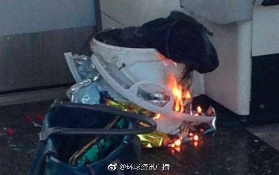 爆炸的白色容器。