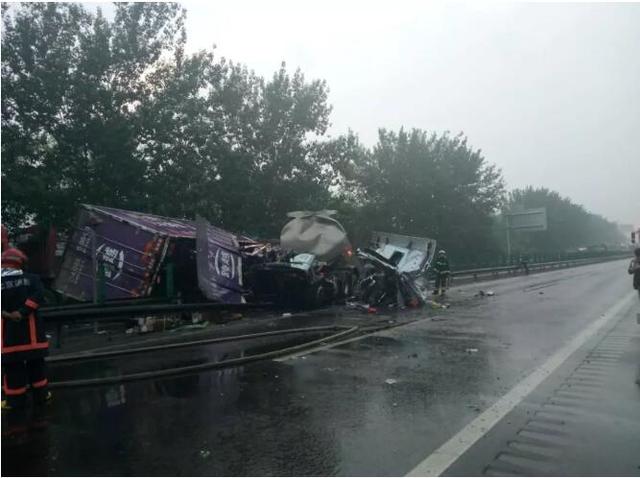 突发！1死2伤！大兴一运输车和半挂车、厢货3车追尾！