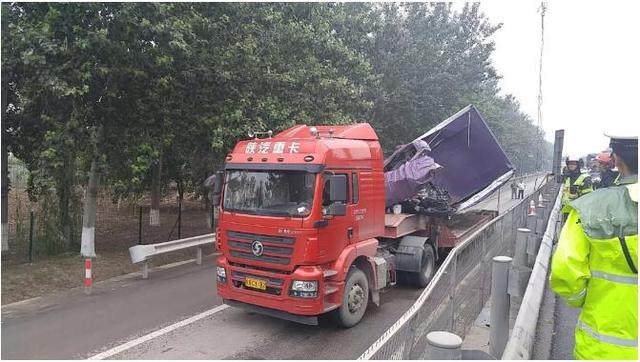 突发！1死2伤！大兴一运输车和半挂车、厢货3车追尾！