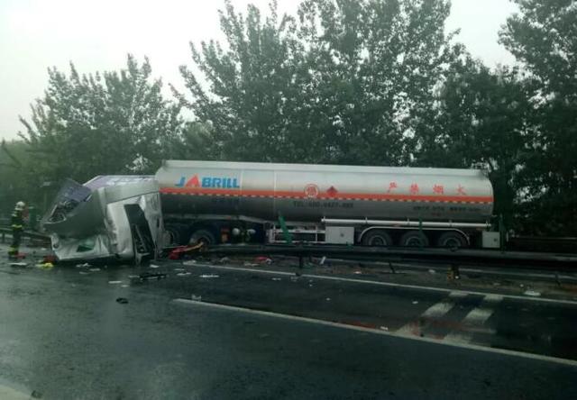 突发！1死2伤！大兴一运输车和半挂车、厢货3车追尾！