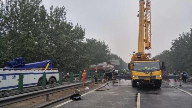 突发！1死2伤！大兴一运输车和半挂车、厢货3车追尾！