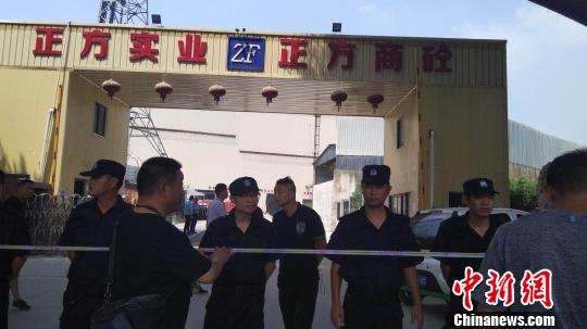 杭州市拱墅区上塘路正方集团水泥厂发生储罐掉落压塌房屋事故。　张诗雨 摄