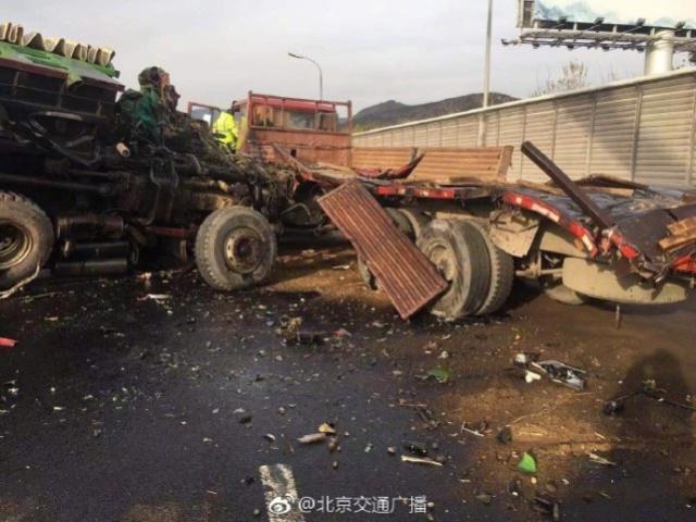 北五环发生3辆大货车追尾 已有1人死亡