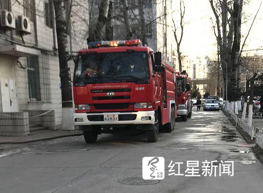  ▲下午3点左右，学校里还停着几辆消防车  图据红星新闻