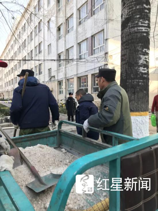 ▲学校工人用三轮车拉来粗盐化冰  图据红星新闻