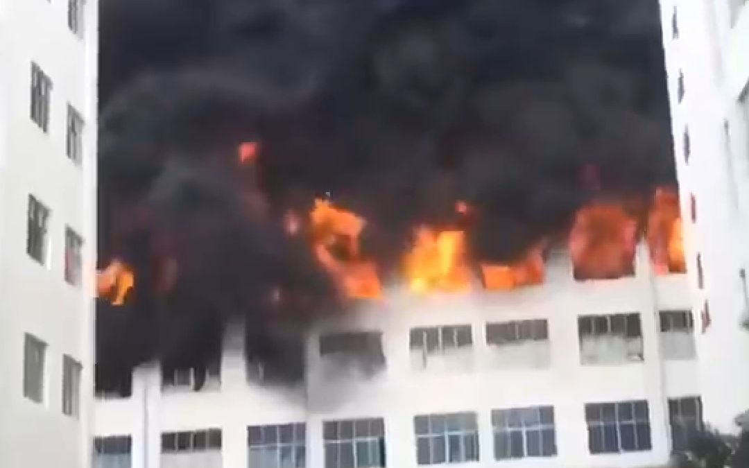 8月22日下午，贵州岑巩一打火机厂突发火灾。视频截图